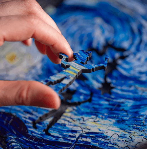 Detalle de mano con piezas de rompecabezas